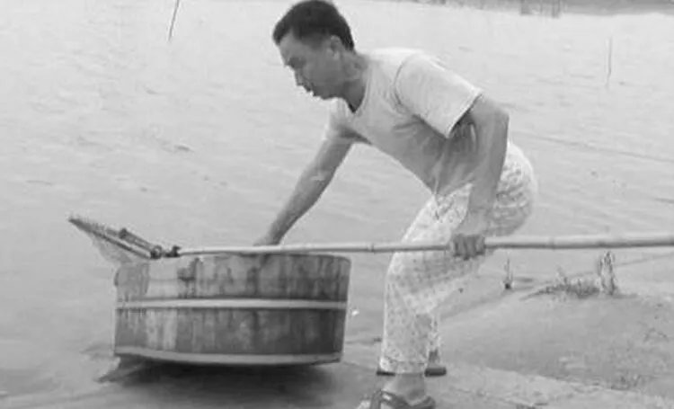 老人划木盆救5人 一把年纪不顾年迈只为救人