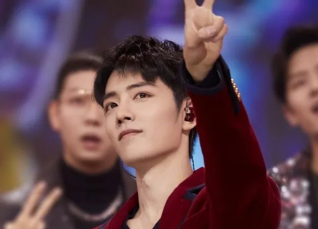 肖战跨年合照，保持微笑时还惦记着杨紫，你被肖战的暖心动作感动了吗？