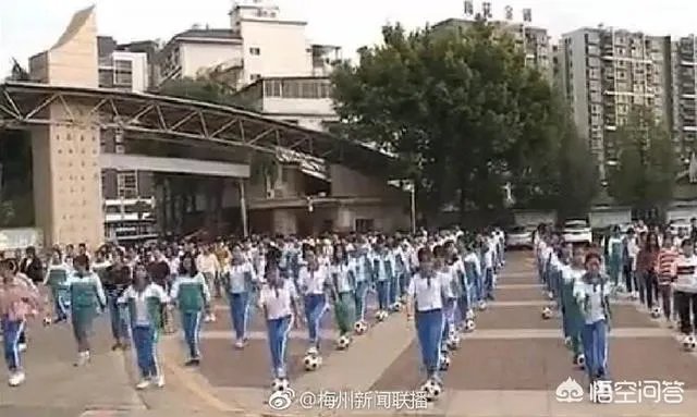 网曝梅州推出足球舞教学视频,舞跳了三分钟足球却一动没动,引起网友怒喷,你怎么看?