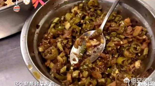 广东男篮随队记者关辛，晒出了球队在圣诞之夜的晚餐，杜锋看着录像喝鸭汤，你怎么看？