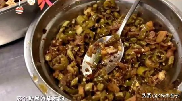 广东男篮随队记者关辛，晒出了球队在圣诞之夜的晚餐，杜锋看着录像喝鸭汤，你怎么看？