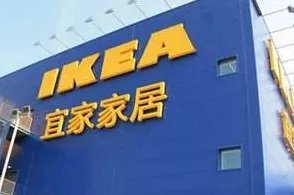 青岛宜家一男两女互殴，事情起因究竟为何？