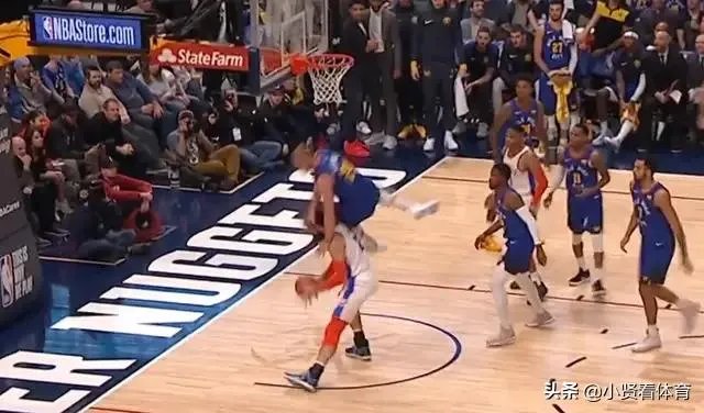 亚当斯主动放弃进攻保护对手,为何赵睿眼中只有篮筐却不顾从明晨摔倒外地?