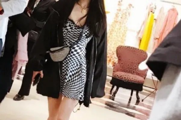 在米兰时装周上，杨幂穿的蓝色衣服银色皮裙是什么品牌的呢？