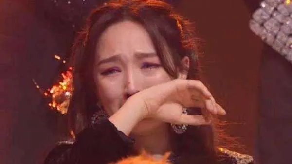 在《乘风破浪的姐姐》中，孟佳为什么会哭着看王霏霏