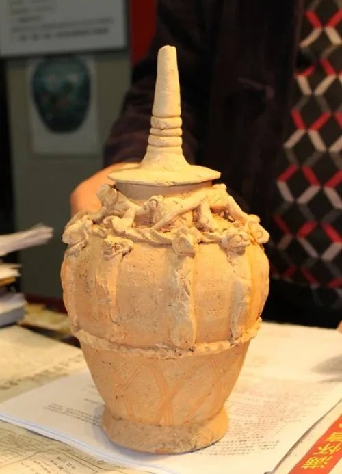 小伙拿古代“魂瓶”鉴宝，自称藏在家里15年，马未都说了什么？