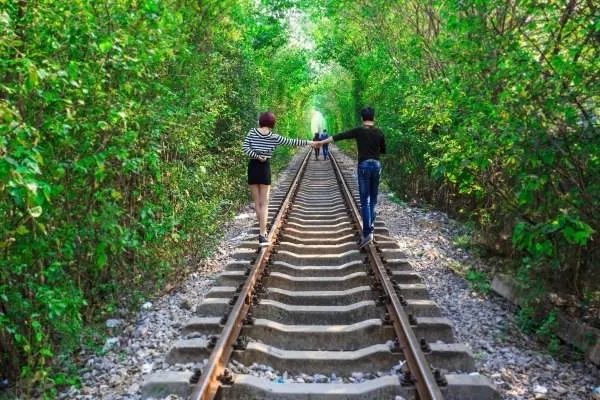 4女子铁轨上拍婚纱照被罚，你觉得拍照该不该去这种地方？