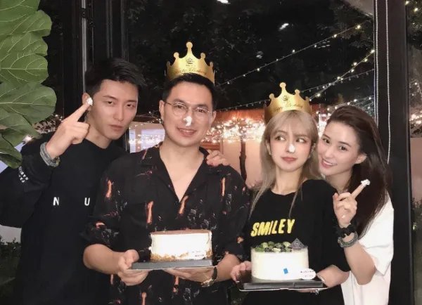 窦骁何超莲的爱情故事，频繁上热搜，“赌王赘婿”头衔，他还能坚持多久？