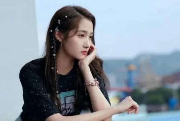 江疏影关晓彤什么关系，关晓彤为何要给三十而已剧组配音？