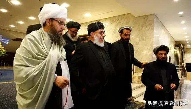 打不赢就谈判，美防长抵达阿富汗，塔利班会放下武器投降吗？