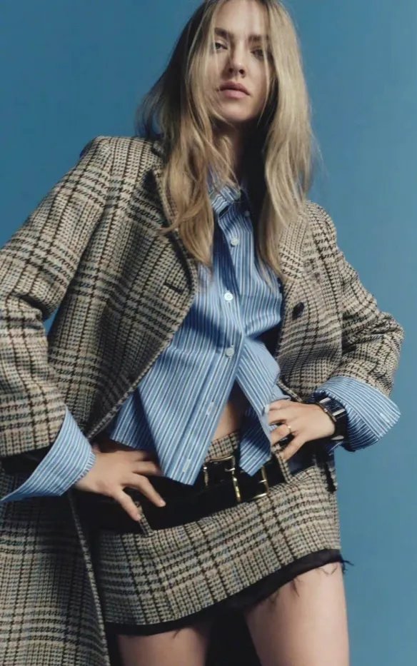 阿曼达·塞弗里德最新杂志写真 西装套裙帅气又迷人