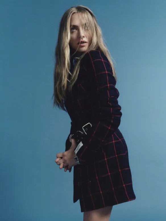 阿曼达·塞弗里德最新杂志写真 西装套裙帅气又迷人