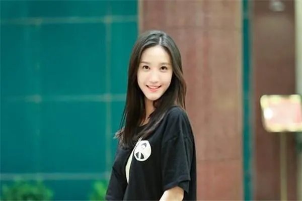 芒果TV解约女演员刘露释放后态度急转弯，网友建议在拘留15天，对此大家是否赞成？