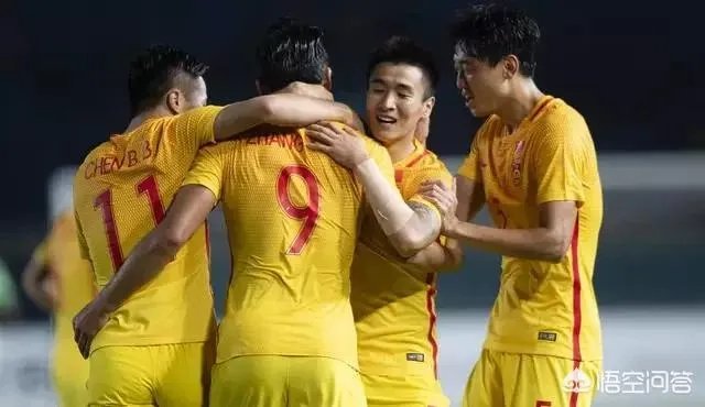 CCTV5将直播中国队VS阿联酋队的足球比赛，两战全胜的中国男足会派出全替补阵容吗？