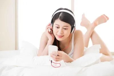 你就等着变胖吧 研究显示吃饭刷手机容易多吃