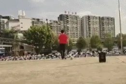 网曝梅州推出足球舞教学视频,舞跳了三分钟足球却一动没动,引起网友怒喷,你怎么看?