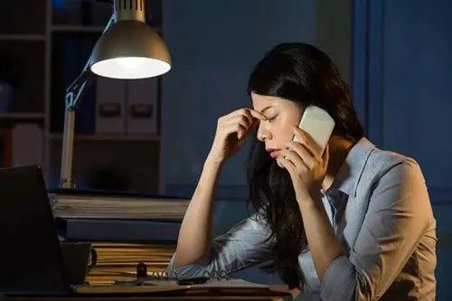 男孩因写作业惹妈妈生气凌晨被扔到公安局门口罚站，警方对此有何表示？