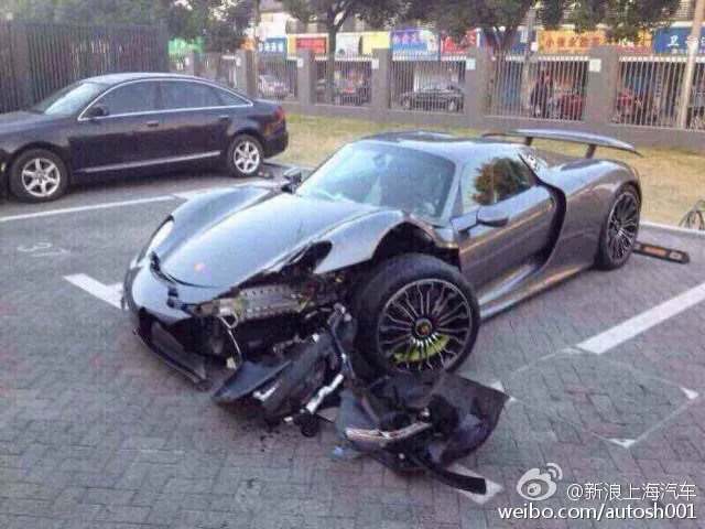 千万豪车被女性朋友撞烂后 土豪称其答应随便玩弄