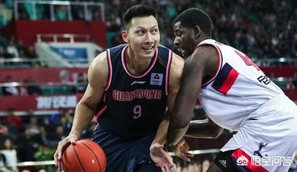 广东男篮随队记者关辛，晒出了球队在圣诞之夜的晚餐，杜锋看着录像喝鸭汤，你怎么看？