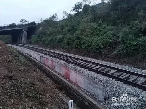 铁路路基基床应该综合考虑哪些方面？