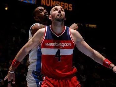 霍华德的受伤，是怎样成为戈塔特重新有机会的原因的？