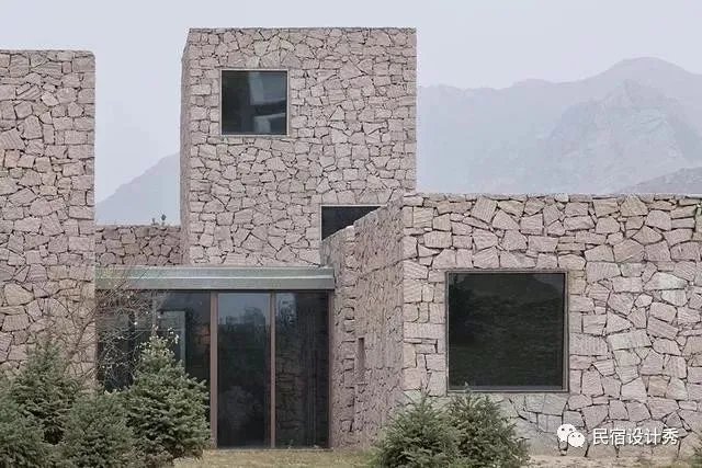 方整简洁，质感粗粝的土红色“盒子”