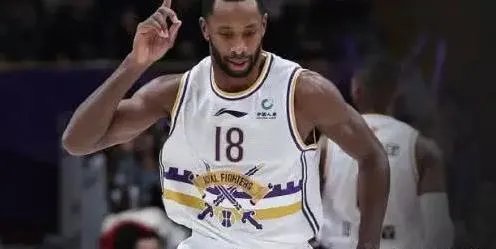 杜锋马布里冲突 两人互飙“垃圾话”情绪激动