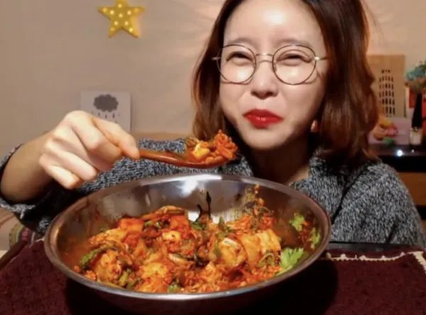 网红大胃王们的吃播到底造成多少浪费？