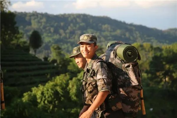 大连兵哥哥手撕车玻璃救人，你怎么看待兵哥哥的正义感？