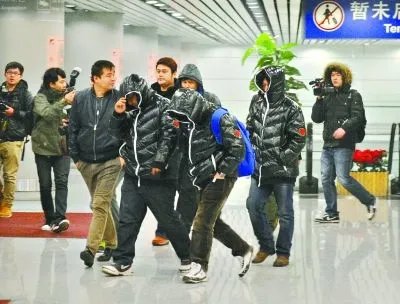 王凯、童瑶被曝深夜聚会全程牵手，两人是否正在热恋？