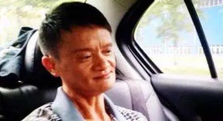 四川农民撞脸马云，被经纪公司选中走红，如今怎样？