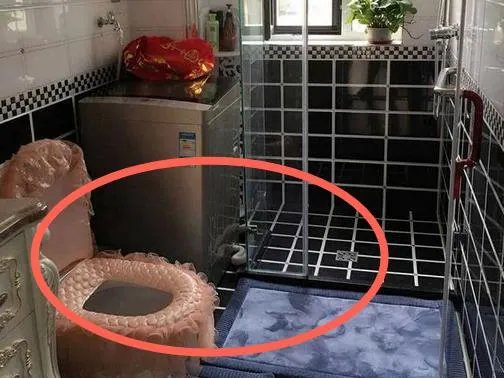 夫妻俩住进昆明婆婆装修的婚房，看到厕所媳妇就崩溃了