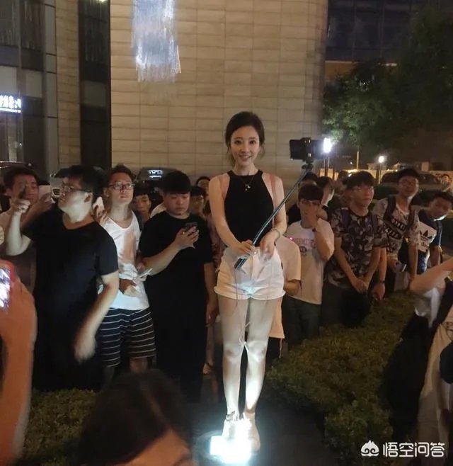 冯提莫因会计门事件被央视点名批评，为什么最近反而活跃在各大卫视的歌唱比赛和选秀节目上？