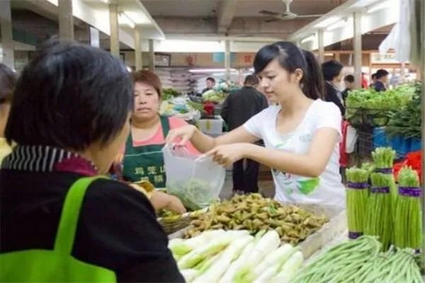 从别人口中的小姐姐，变成了菜市场砍价的“大妈”，少女变少妇究竟有多大的改变？