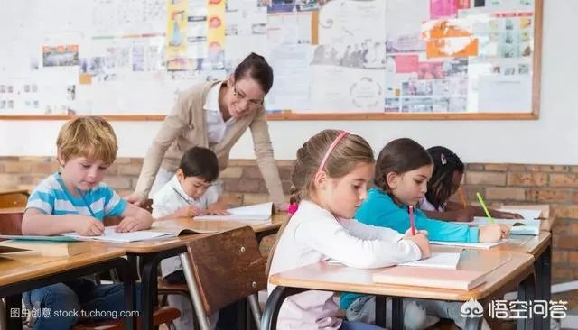 与考生换鞋，南阳一老师赤脚行走的照片火了，你怎么看？