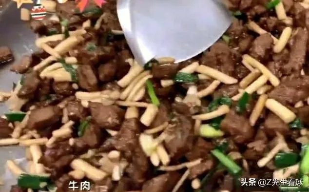 广东男篮随队记者关辛，晒出了球队在圣诞之夜的晚餐，杜锋看着录像喝鸭汤，你怎么看？