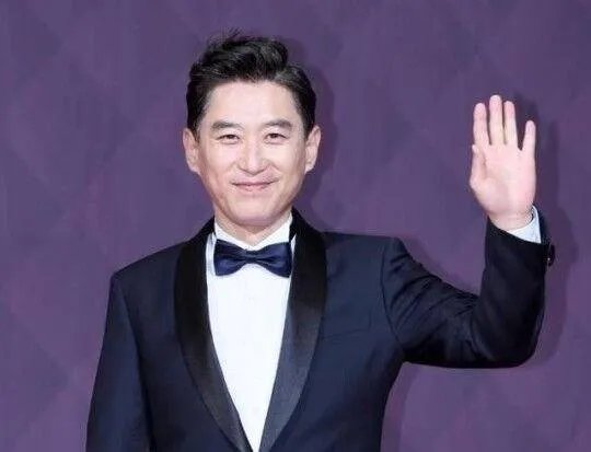 韩国演员金元海确诊新冠，他是怎么被感染新冠病毒的？