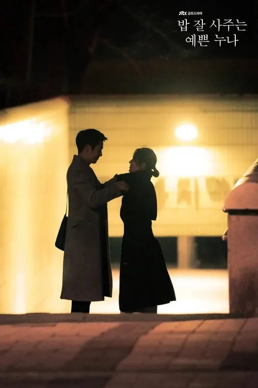 《经常请吃饭的漂亮姐姐》这部剧讲述了什么故事？