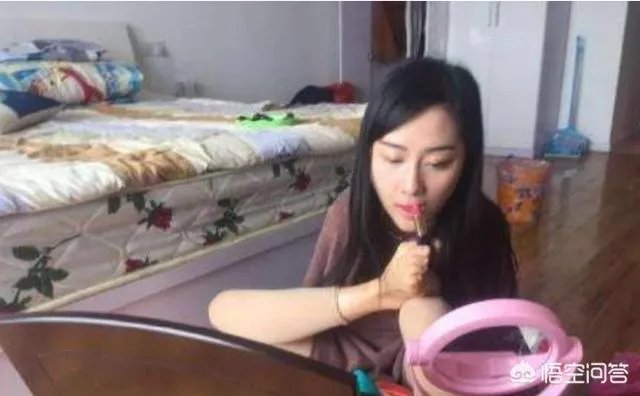 安徽蚌埠90后无臂女孩用脚直播变网红，人称励志姐，你怎么看？