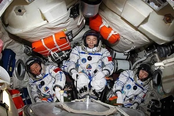 玛雅石板画着宇航员操作飞船、火箭，难道真的是外星文明吗？