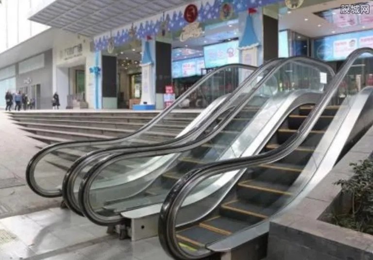 重庆现“最迷你电梯” 仅八步梯坎无人使用成摆设