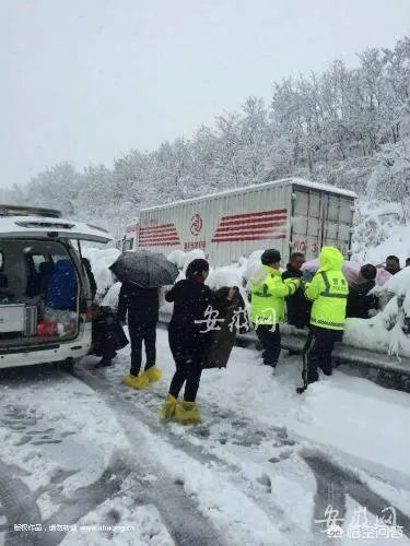 如何看待“雪天救护车被堵在高速，六安交警逆行送病患”这件事？