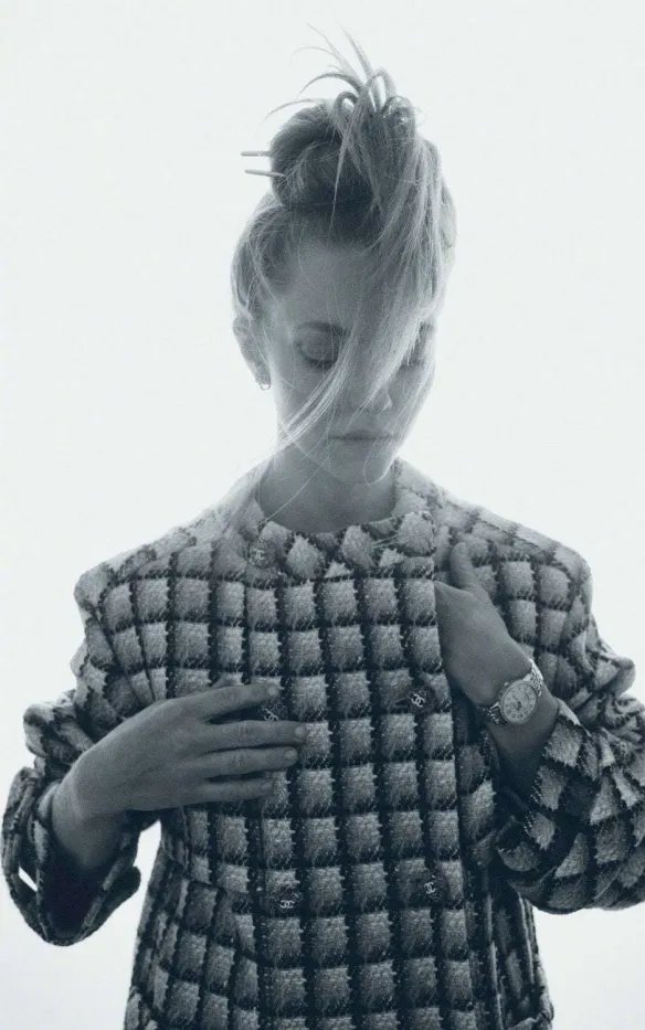 阿曼达·塞弗里德最新杂志写真 西装套裙帅气又迷人