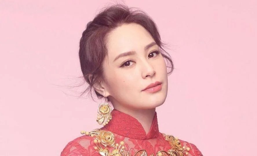 阿娇晒出高中校服照，怎样才能做到容颜依旧？