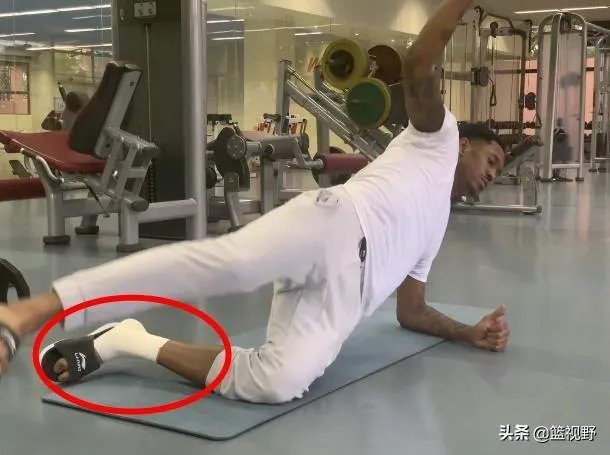 广东男篮随队记者关辛，晒出了球队在圣诞之夜的晚餐，杜锋看着录像喝鸭汤，你怎么看？