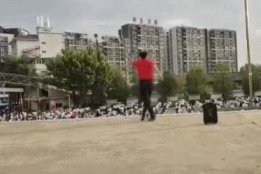 网曝梅州推出足球舞教学视频,舞跳了三分钟足球却一动没动,引起网友怒喷,你怎么看?