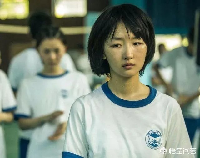 为什么周冬雨年纪不大但是在圈里的人脉这么广？