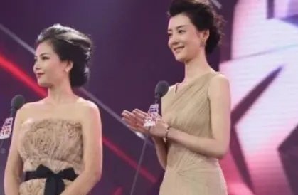 刘涛车晓罕见同框，同穿裸色礼裙，为何被网友吐槽一个像村姑一个像贵妇？
