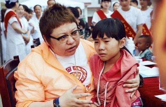 韩红一生为慈善事业,几乎要破产,居然还有人要黑她,你怎么看?