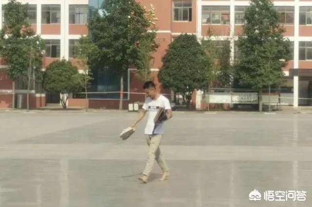 与考生换鞋，南阳一老师赤脚行走的照片火了，你怎么看？